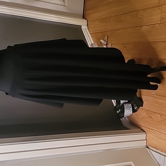 In Excellent Condition 2PC Set (REPOSHING) - Picture 5 of 7